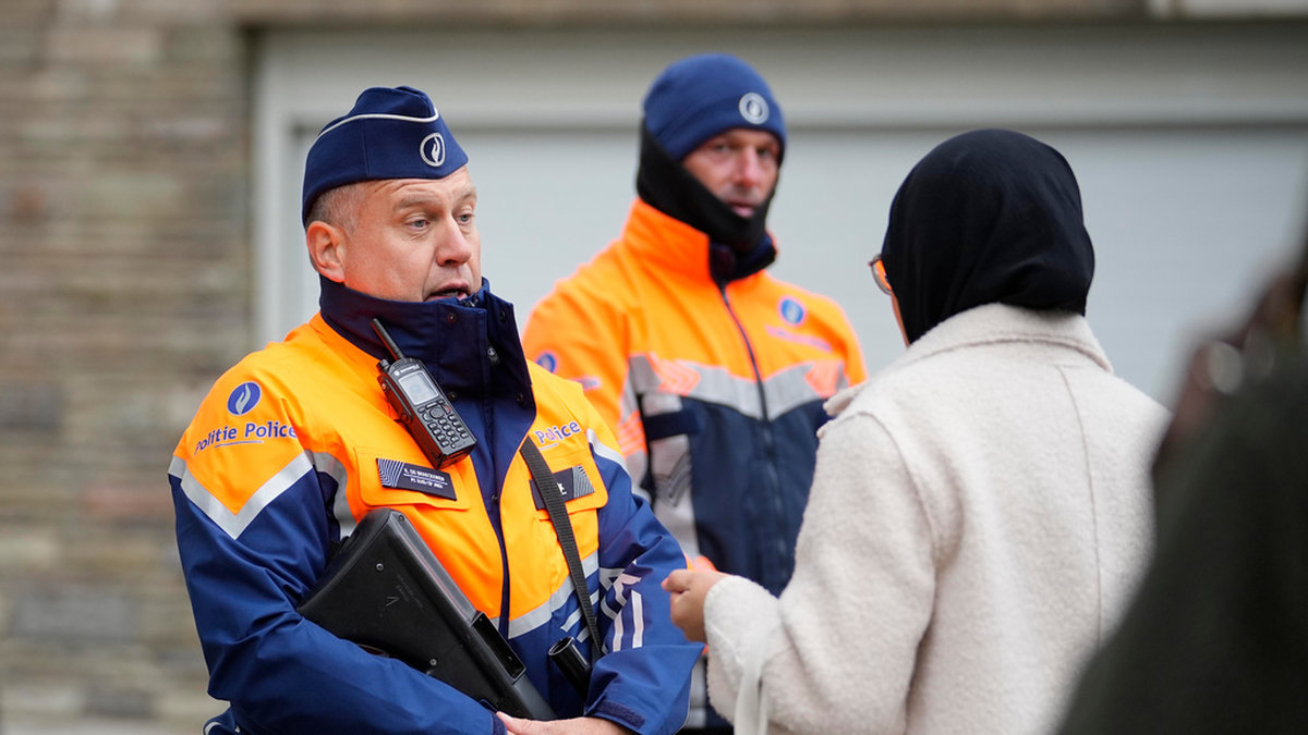Belgisk polis på vakt efter dödandet av två svenska fotbollssupportrar i Bryssel i höstas. Arkivfoto.