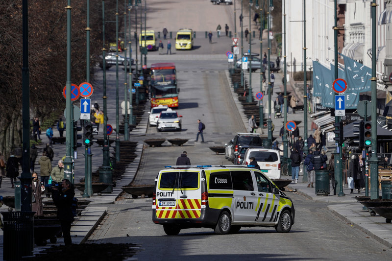 Området kring stortinget har stängts av. Här står en polisbuss på Karl Johan, där paradgatan leder upp mot slottet.
