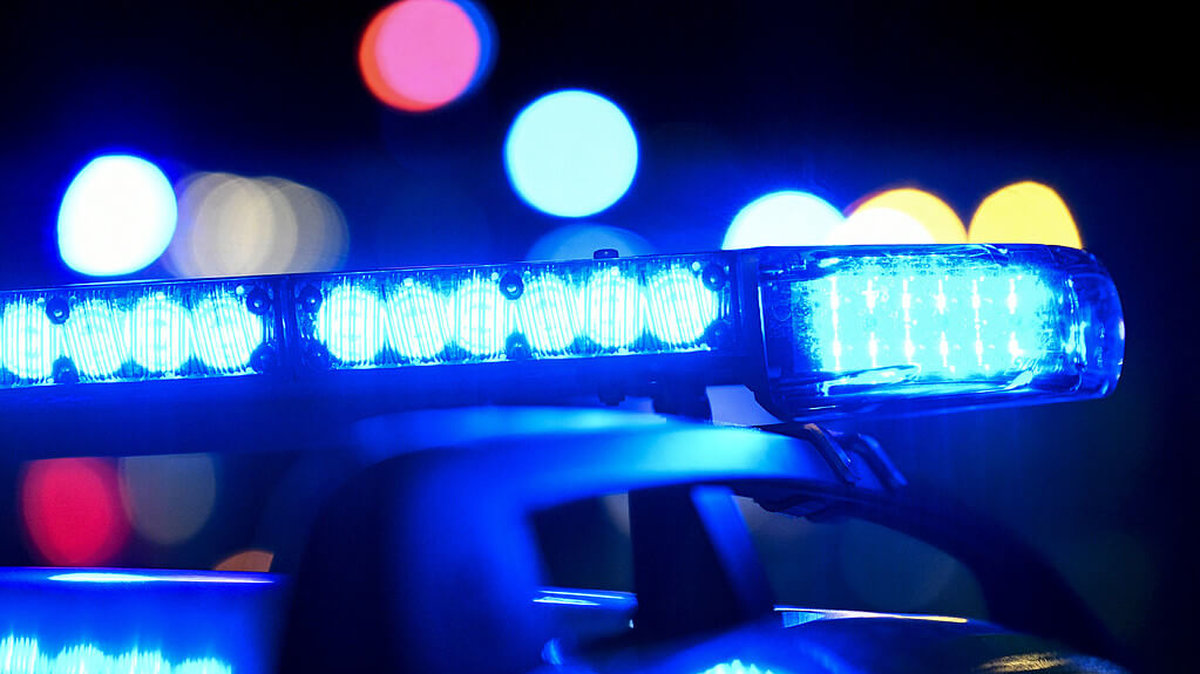 Bilden visar blåa sirener på en polisbil.