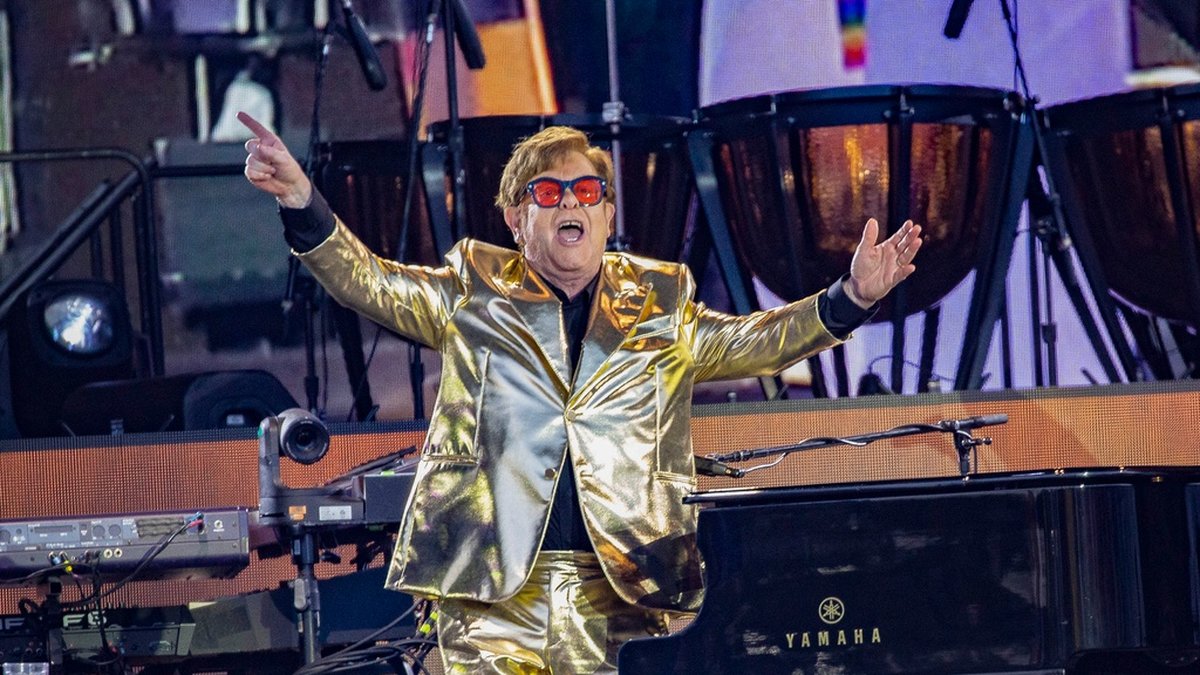 Nu kan du lägga vantarna på Elton Johns privata prylar. Arkivbild.