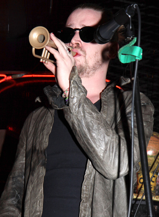 Macaulay Culkin uppträder med sitt band i New York. Macaulay Culkin uppträder med sitt band i New York.