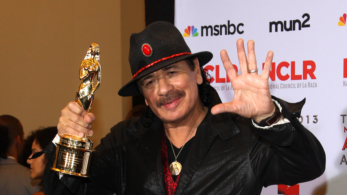 Santana sätter också sin prägel på låten som kommer framföras vid avslutningsceremonin. 