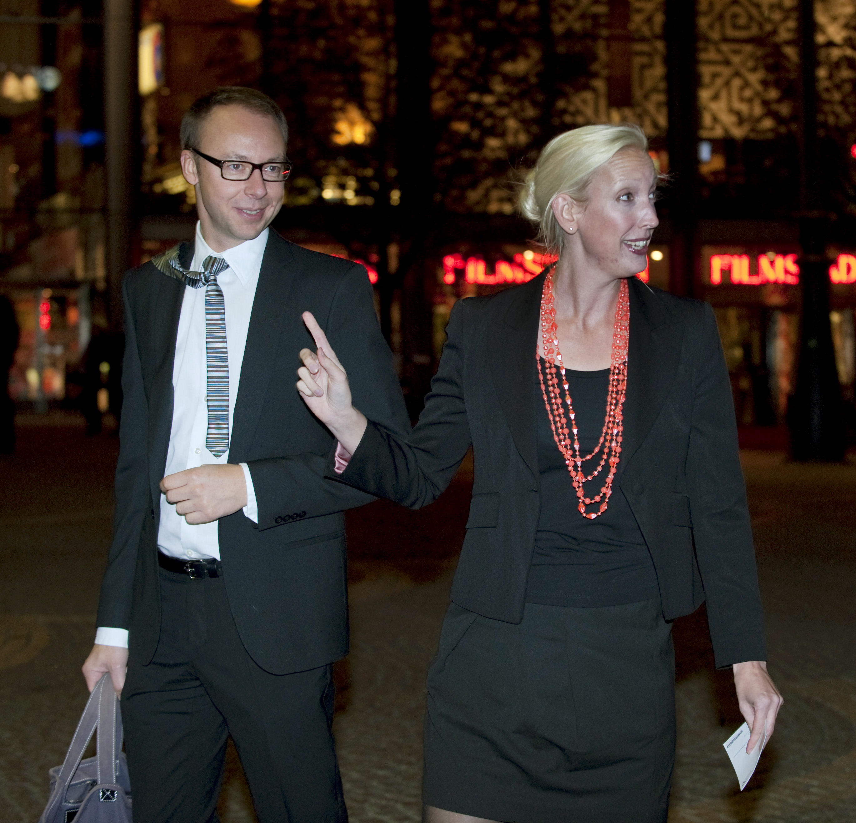 27/10/2010. Moderaternas nytillträdde partisekreterare Sofia Arkelsten korruptionsanklagas i slutet på oktober. Hon är pressad och smygtagna bilder på Arkelsten i tårar kablas ut. Hon avgår dock inte och Reinfeldt uttalar sitt fulla förtroende för henne. 