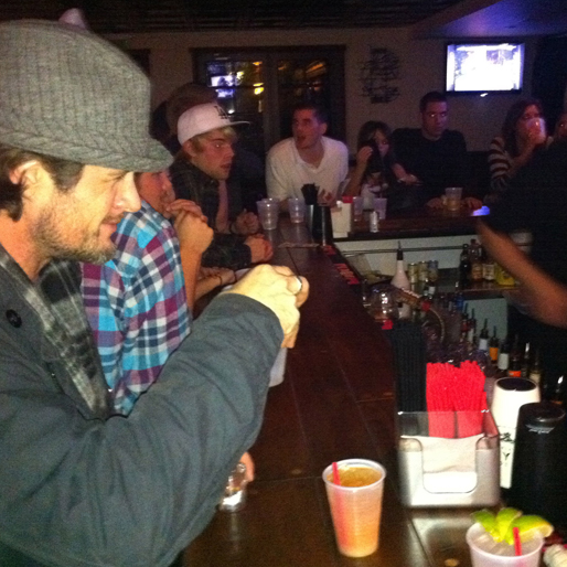 Orlando Bloom shottar Tequila på baren Pikeys i Kalifornien. 
