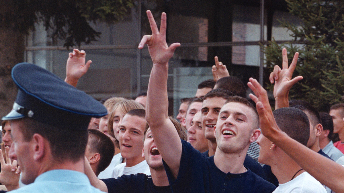 Många gånger störs minnesdagen av människor som inte visar någon förståelse. Här är unga bosnienserbiska killar, från 2011, som protesterar mot minnesdagen medan bussar transporterar anhöriga. 