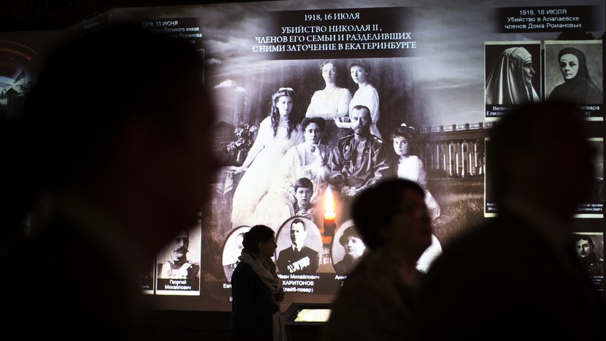 Besökare passerar ett foto på den sista ryska tsarfamiljen vid en historisk utställning i Moskva. Tsarinnan Alexandra sitter ned bredvid sin make, tsar Nikolaj II. Arkivbild.