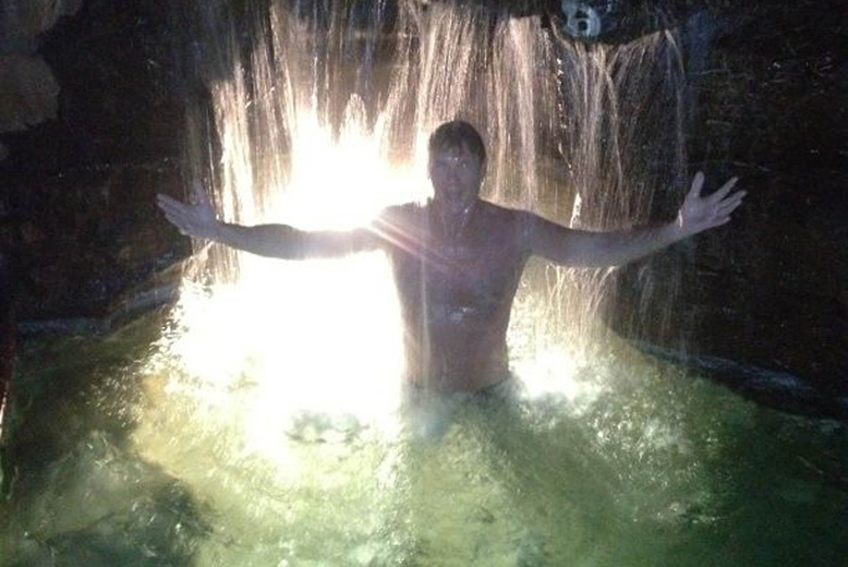 Det blir inga milslånga öppna stränder i röda Baywats-shorts för Hasselhoff. Numera får han nöja sig med att vara instängd i en grå grotta. Det blir inga milslånga öppna stränder i röda Baywats-shorts för Hasselhoff. Numera får han nöja sig med att vara instängd i en grå grotta.