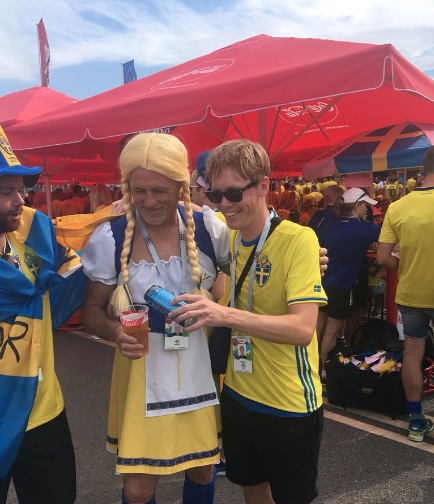 Glenn Hysén med svenska supportrar. Glenn Hysén med svenska supportrar.