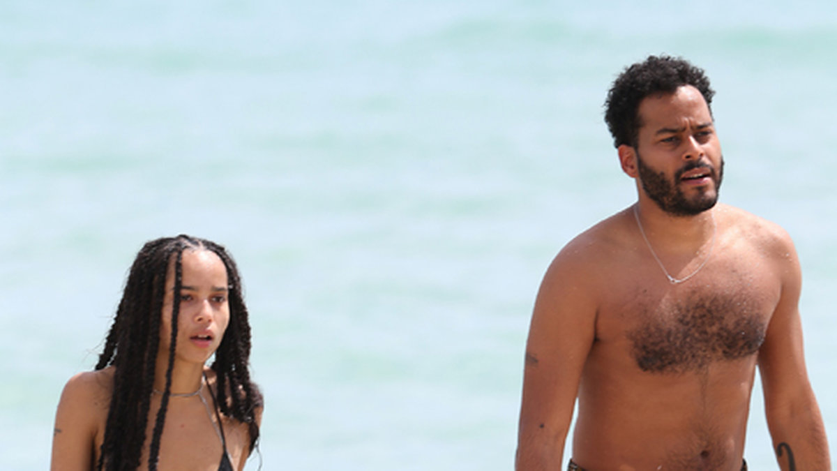 Zoe Kravitz och hennes pojkvän George Lewis Jr på stranden i Miami.