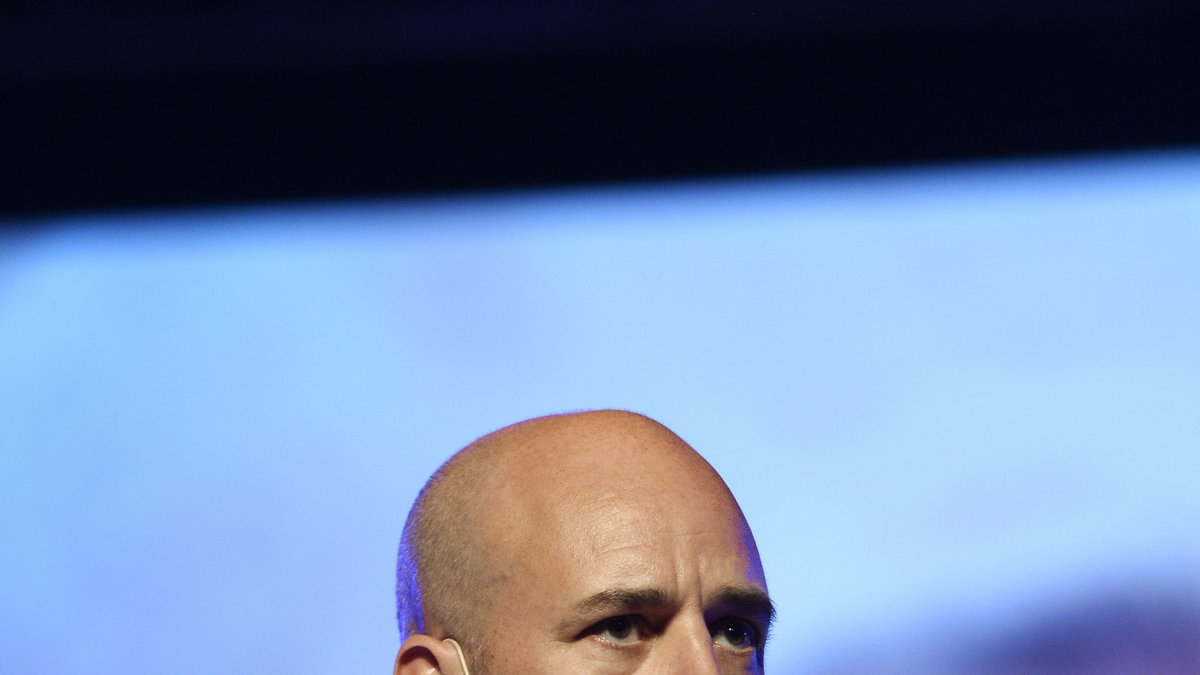 Fredrik Reinfeldt knappar in i opinionen.