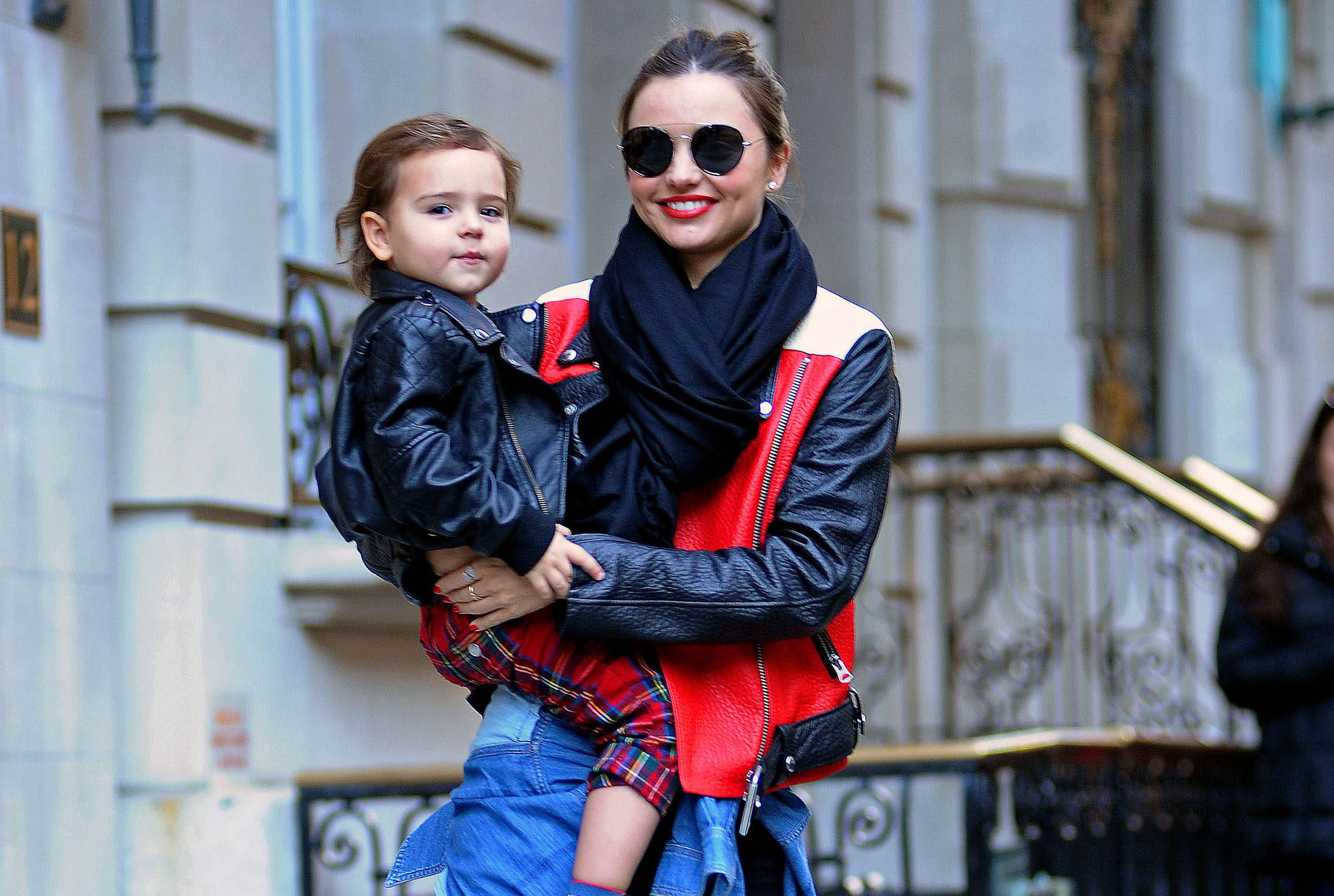 Miranda Kerr kör en häftig och stylish mamma-stil. Miranda Kerr kör en häftig och stylish mamma-stil.