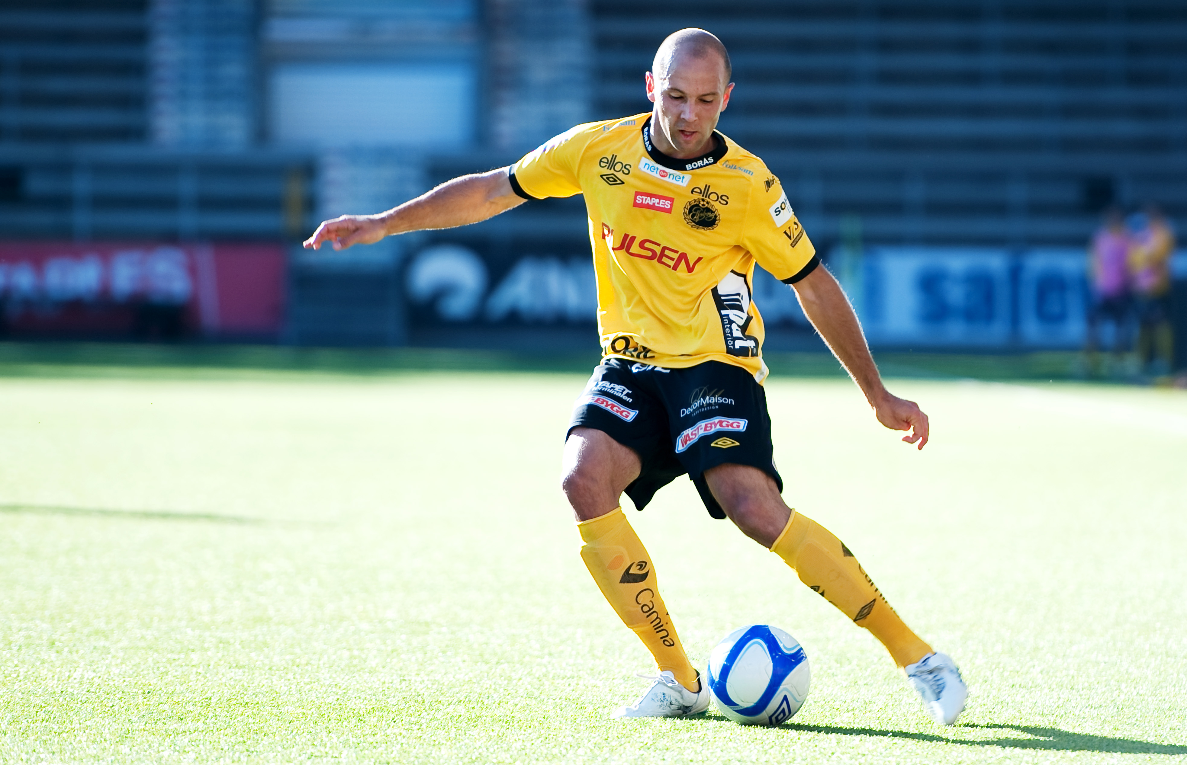 3. Stefan Larsson, vänsterback. Betyg: 3/5. Nyförvärv från Kalmar som går direkt in i startelvan. Tänkt att ersätta Johan Karlsson som lagt skorna på hyllan. Skicklig på sin kant, kan även spela på mittfältet. 3. Stefan Larsson, vänsterback. Betyg: 3/5. Nyförvärv från Kalmar som går direkt in i startelvan. Tänkt att ersätta Johan Karlsson som lagt skorna på hyllan. Skicklig på sin kant, kan även spela på mittfältet.