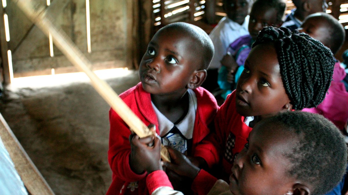 I Afrika beräknas var tionde skolflicka stanna hemma när hon har mens, eftersom familjen inte har råd med mensskydd. Bara i Uganda stannar 60 procent av flickorna hemma under menstruationen.