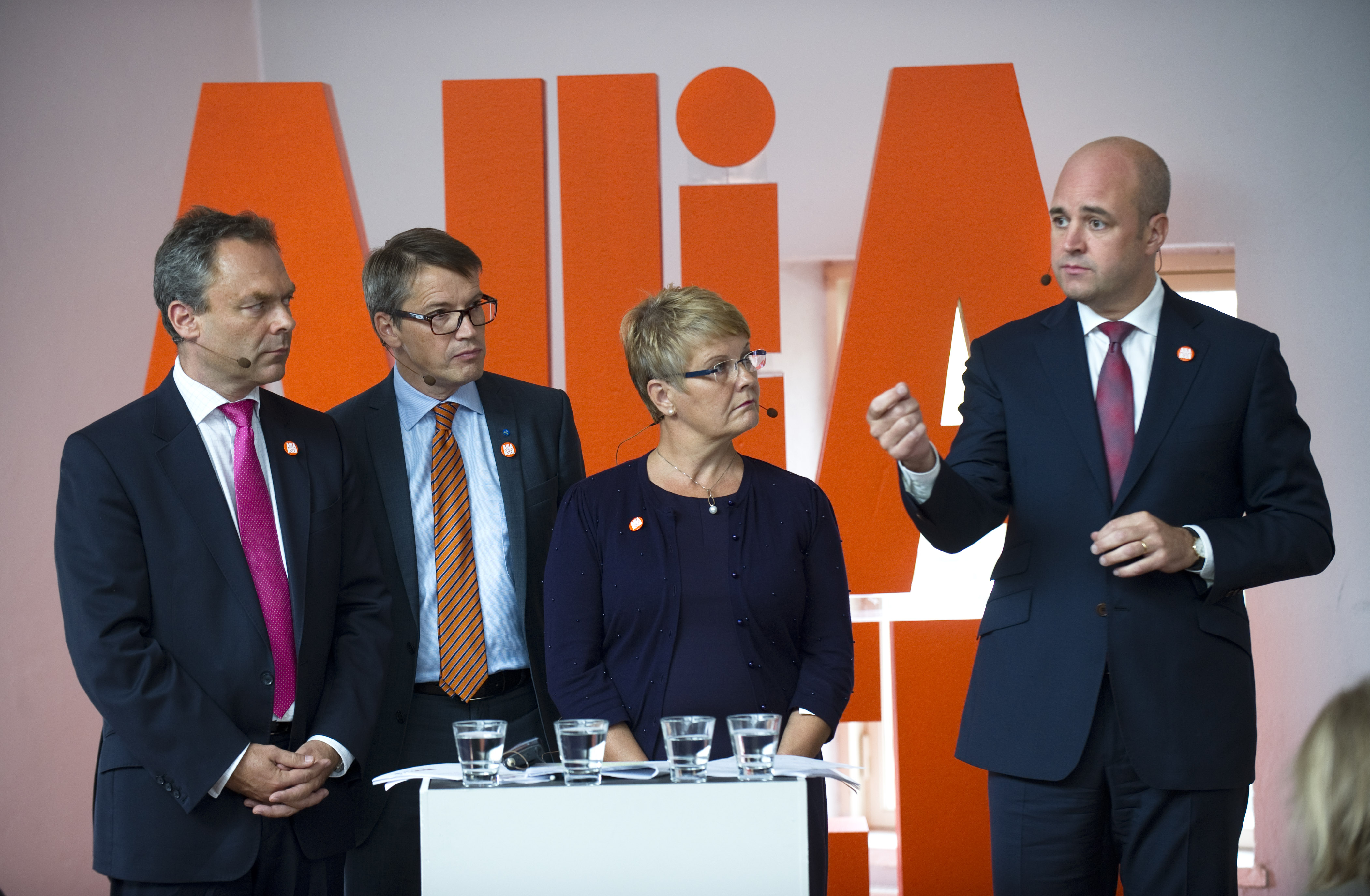 Sverige har tacklat krisens utmaningar väl säger Reinfeldt.