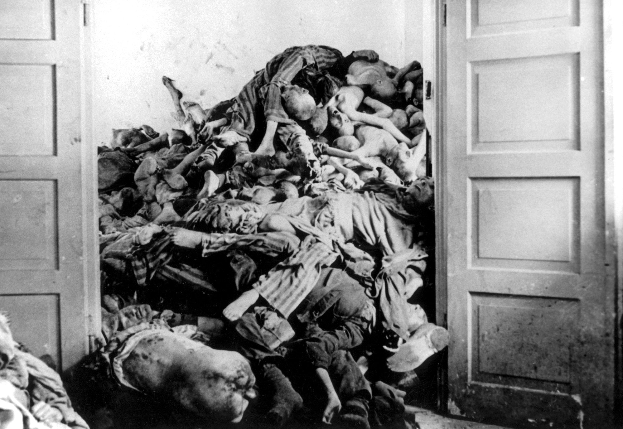 Eleverna fick se bilder från Förintelsen – då skrattade vissa och någon skrek "Heil Hitler". Här: Bild från koncentrationslägret i Dachau.