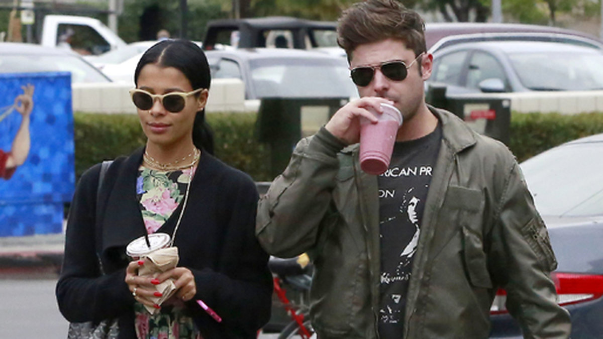 Zac Efron och hans flickvän Sami Miro tar en smoothie i Los Angeles. 