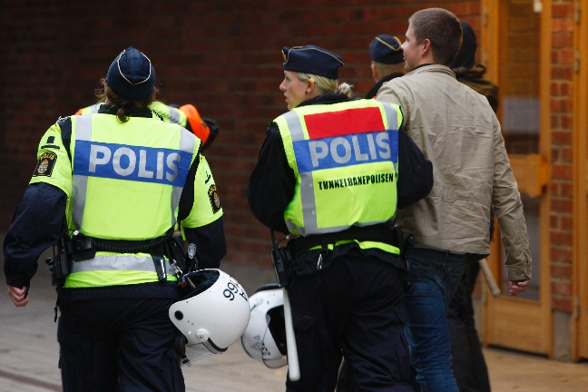 Här för de bort en av de gripna. Här för de bort en av de gripna.