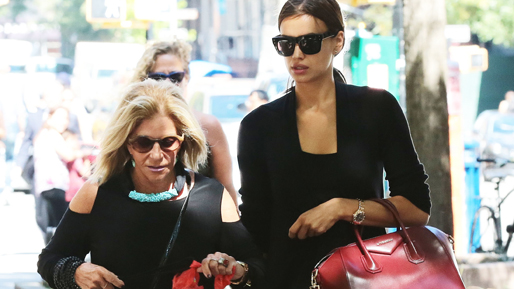 Irina Shayk och Bradleys mamma Gloria Campano ute i New York tillsammans i september 2015. 