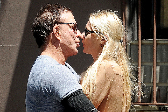 Hollywoods badboy Mickey Rourke pussar på sin flickvän. Hollywoods badboy Mickey Rourke pussar på sin flickvän.