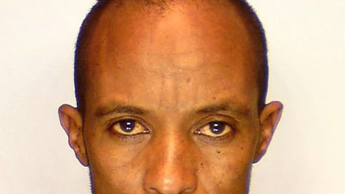 38-årige Khadar Musa Abdi är misstänkt för mordförsök för att ha gått till brutal attack mot sin fru med en yxa – när hon låg i sängen för av sova.