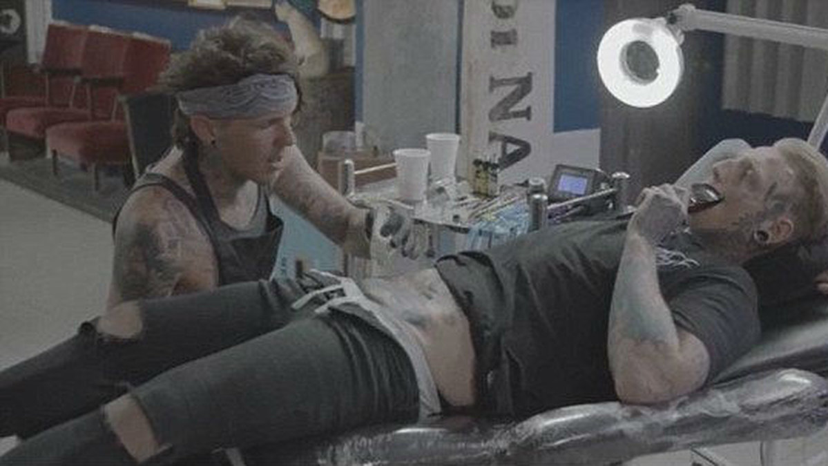 Som tur var kunde tatuerarna i tv-programmet "Tattoo Fixers on Holiday" hjälpa Liam att täcka loggan.