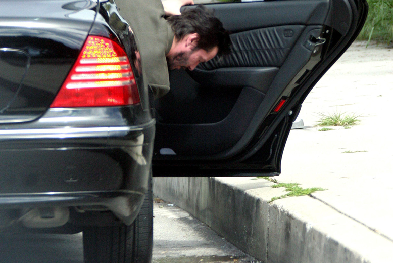 Bakis? Keanu Reeves kaskadspyr från sin bil. Av hänsyn till er läsare så valde vi den "trevligaste" bilden... Bakis? Keanu Reeves kaskadspyr från sin bil. Av hänsyn till er läsare så valde vi den "trevligaste" bilden...