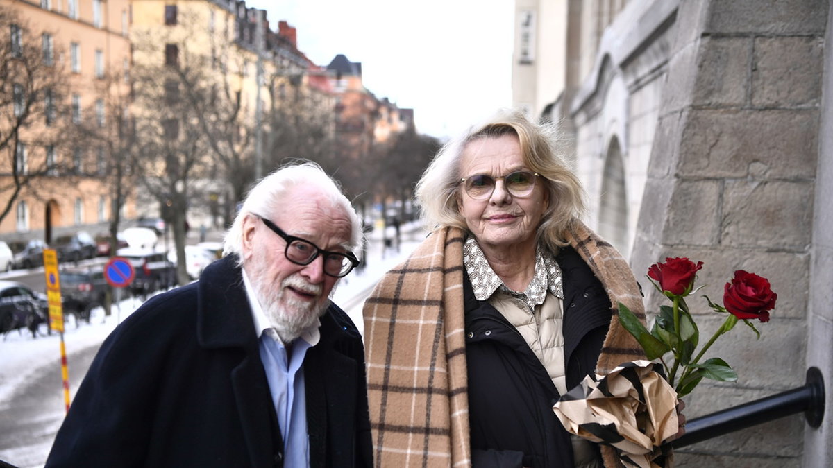 Jan Malmsjö och Marie Göranzon anländer till Lasse Lönndahls begravning i S:t Matteus kyrka I Stockholm.