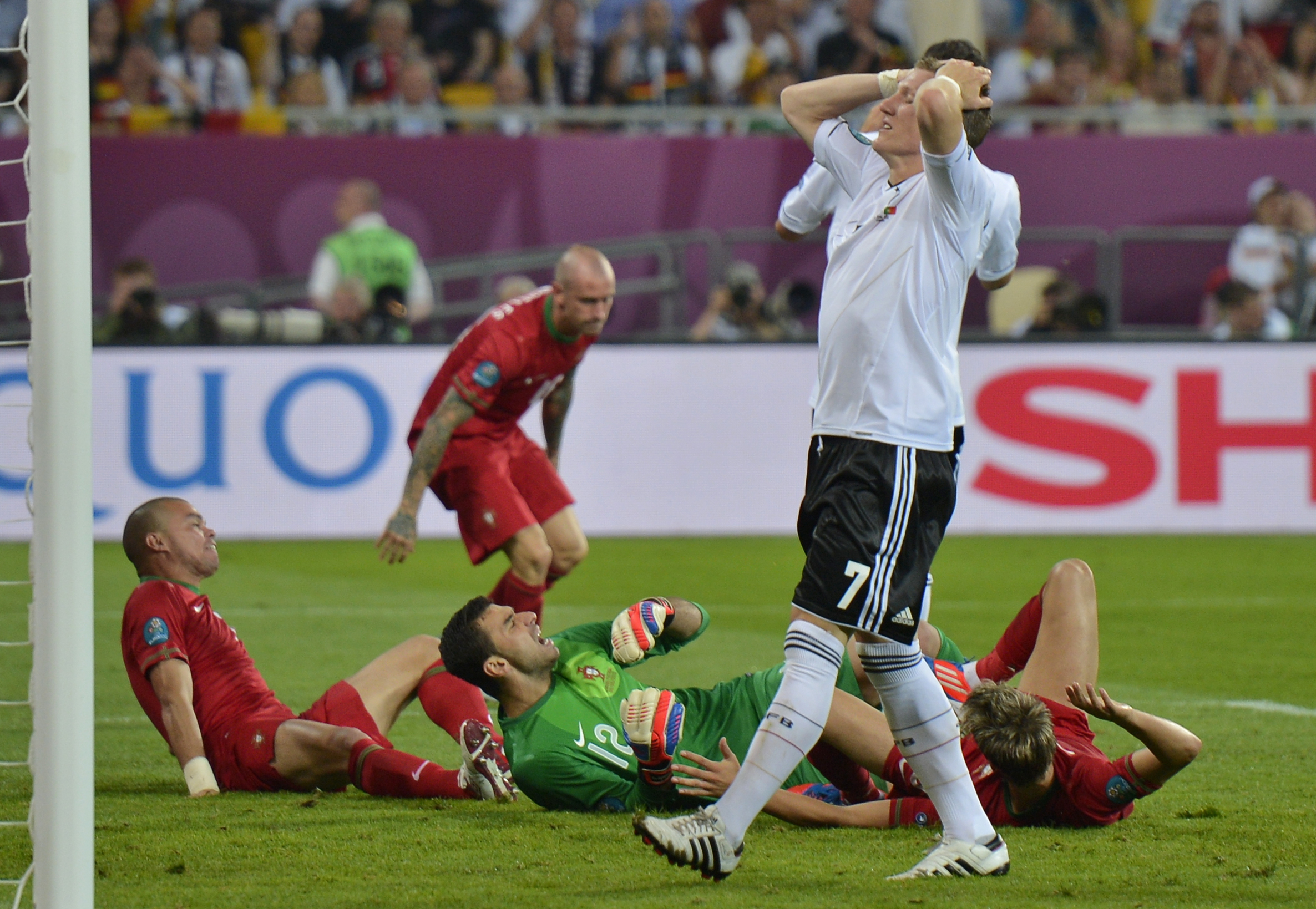 Bastian Schweinsteiger grämer sig över en missad målchans.
