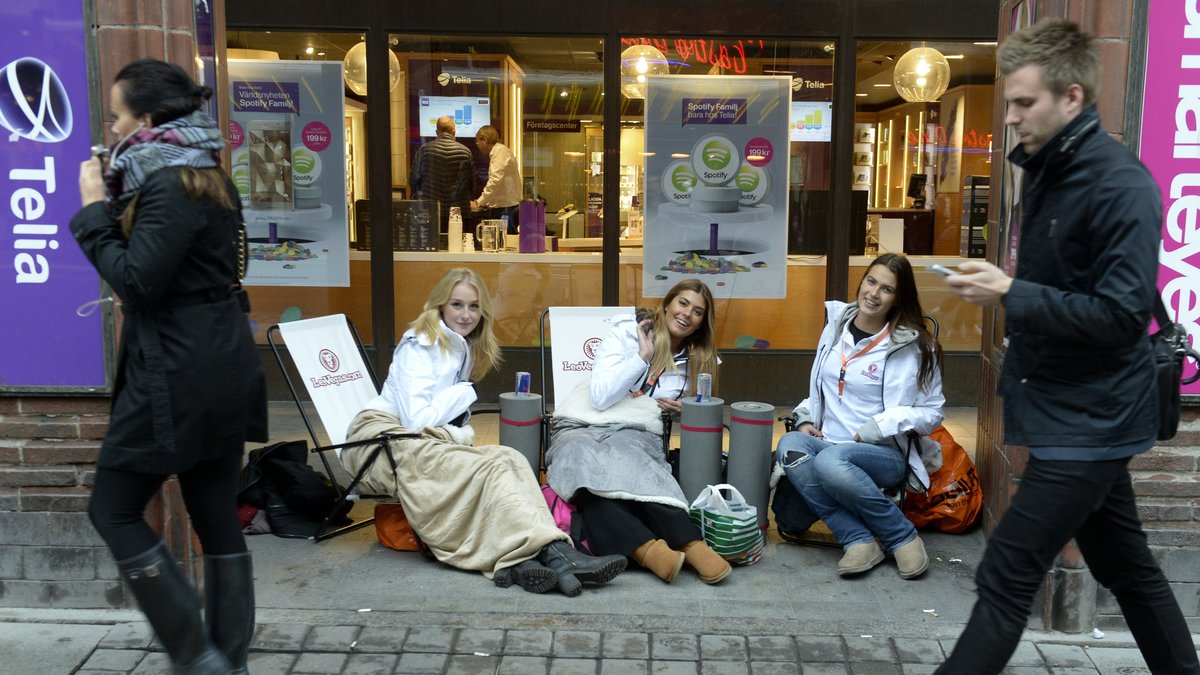 Melina Halldin, Alice Tassel och Lisa Najjar är först i kön för iPhone 6 utanför Telias butik på Kungsgatan i Stockholm.
