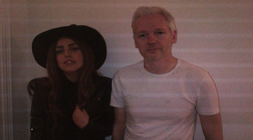 Lady Gaga besökte den ecuadorianska ambassaden i London för lite eftermiddagste med Wikileaksgrundaren Julian Assange, och när hon twittrade ut bilden på duon så möttes hon av en del kritik. Lady Gaga besökte den ecuadorianska ambassaden i London för lite eftermiddagste med Wikileaksgrundaren Julian Assange, och när hon twittrade ut bilden på duon så möttes hon av en del kritik.