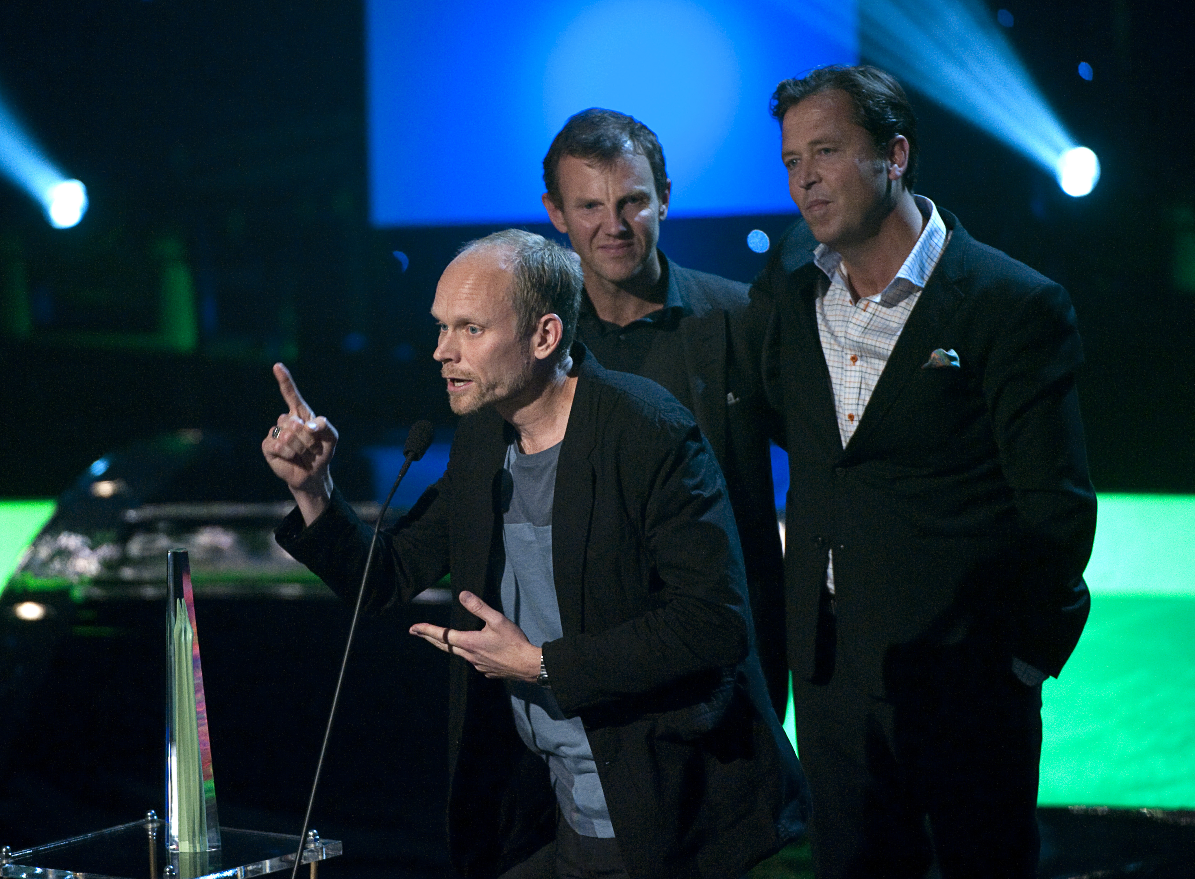 Kristian Luuk tar emot Kristallen för årets underhållningsprogram På Spåret