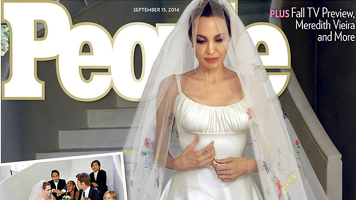 Luigi Massi från Atelier Versace fick äran att göra Angelinas klänning. 