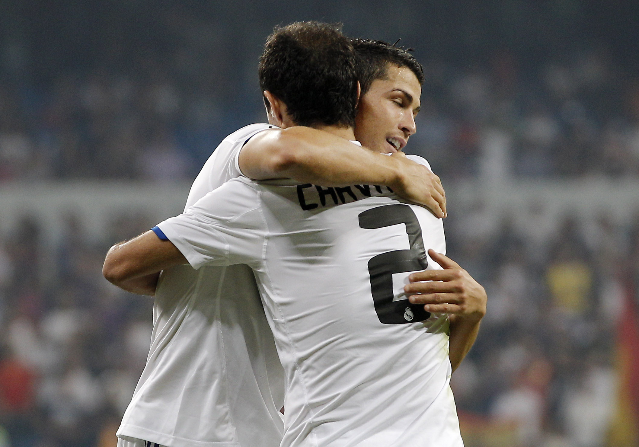 Cristiano Ronaldo kramar om sin landsman Ricardo Carvalho efter att denne gjort segermålet mot Osasuna.