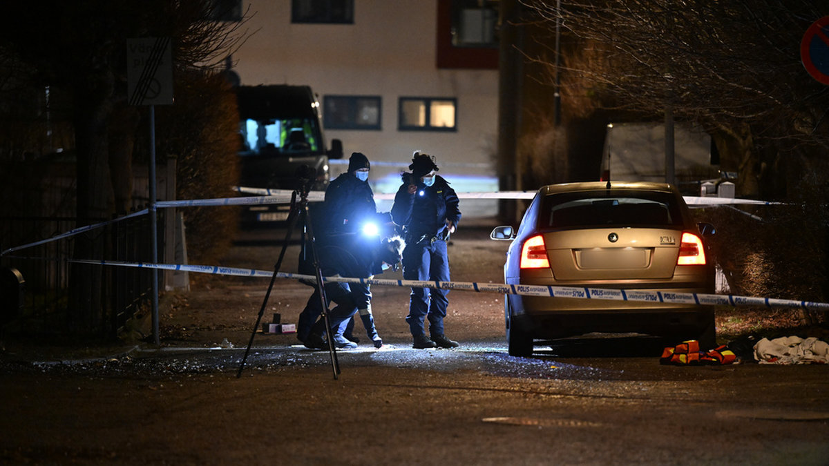 Ingen är gripen efter att två personer sköts ihjäl i sydvästra Göteborg på lördagen. Bild från lördagskvällen.