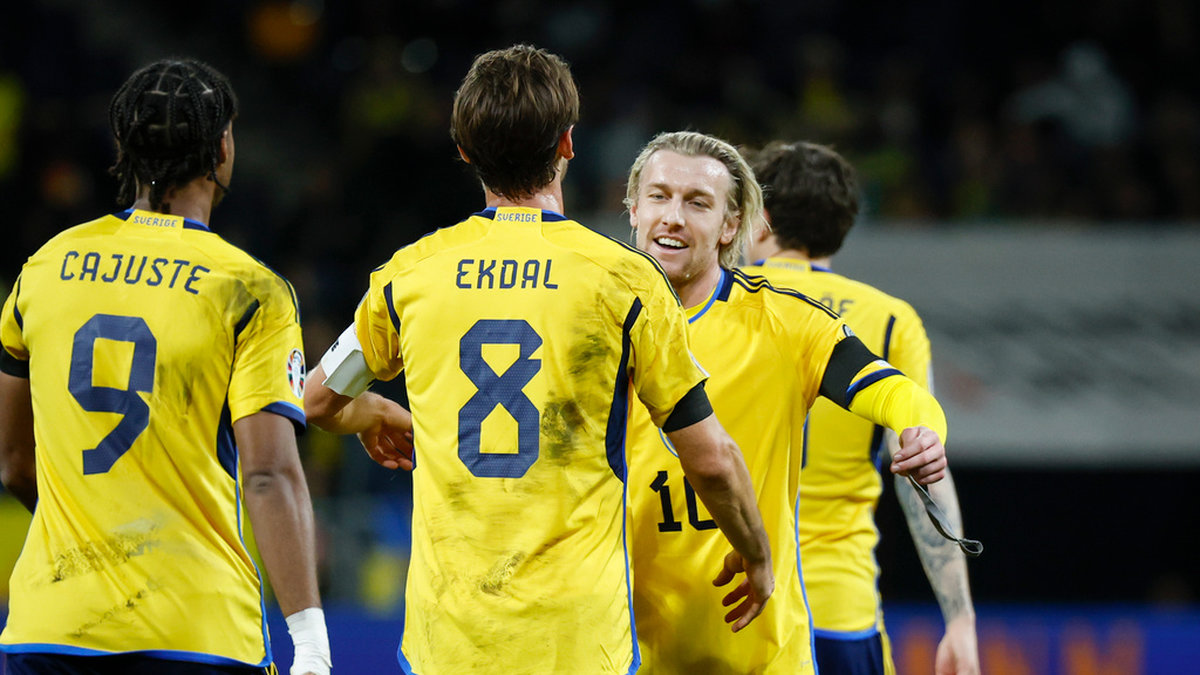 Sveriges Emil Forsberg jublar och gratuleras av Albin Ekdal och Jens Cajuste efter sitt 2–0-mål.