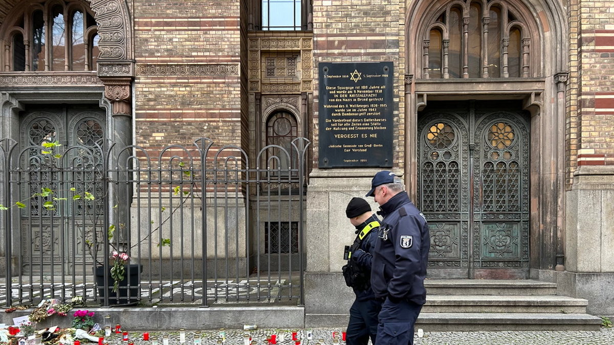 Berlins största synagoga på Oranienburger Strasse stacks i brand av nazisterna under Kristallnatten 1938. I dag har byggnaden fast polisbevakning dygnet runt.