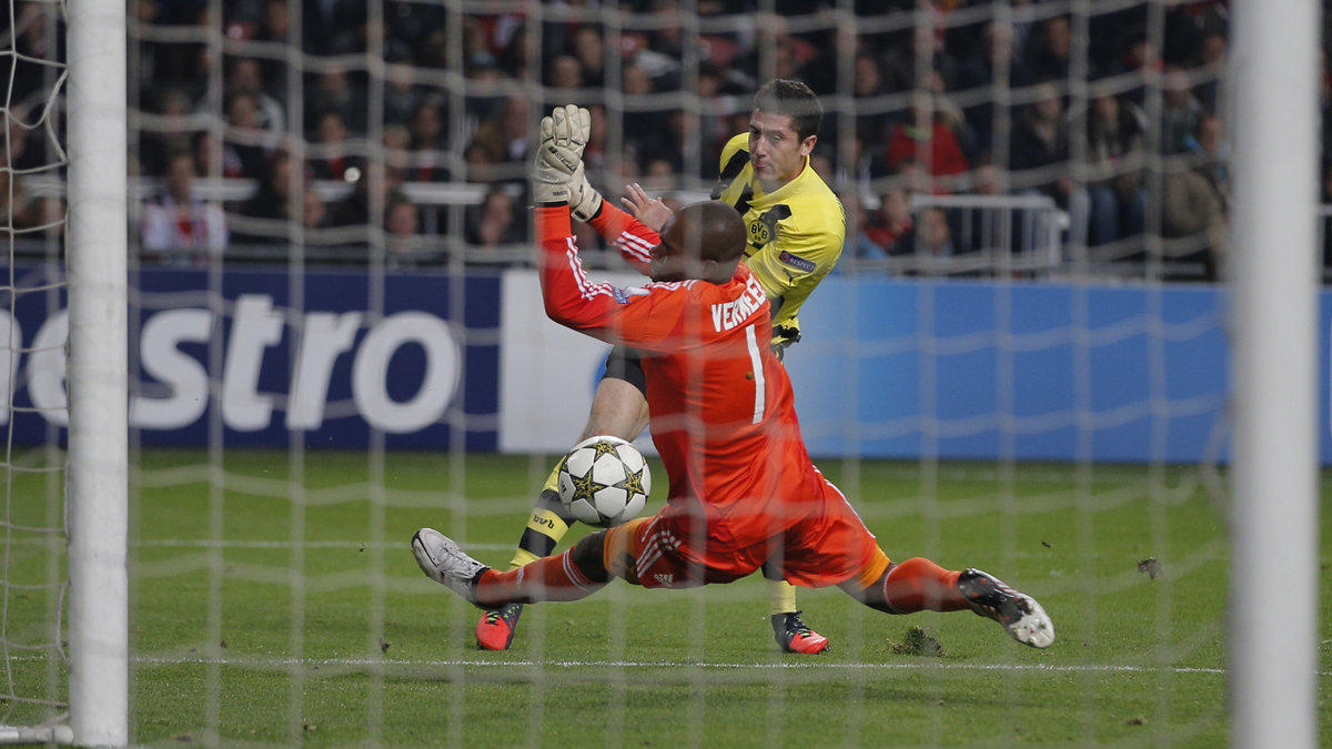 Här gör Robert Lewandowski mål för Dortmund.