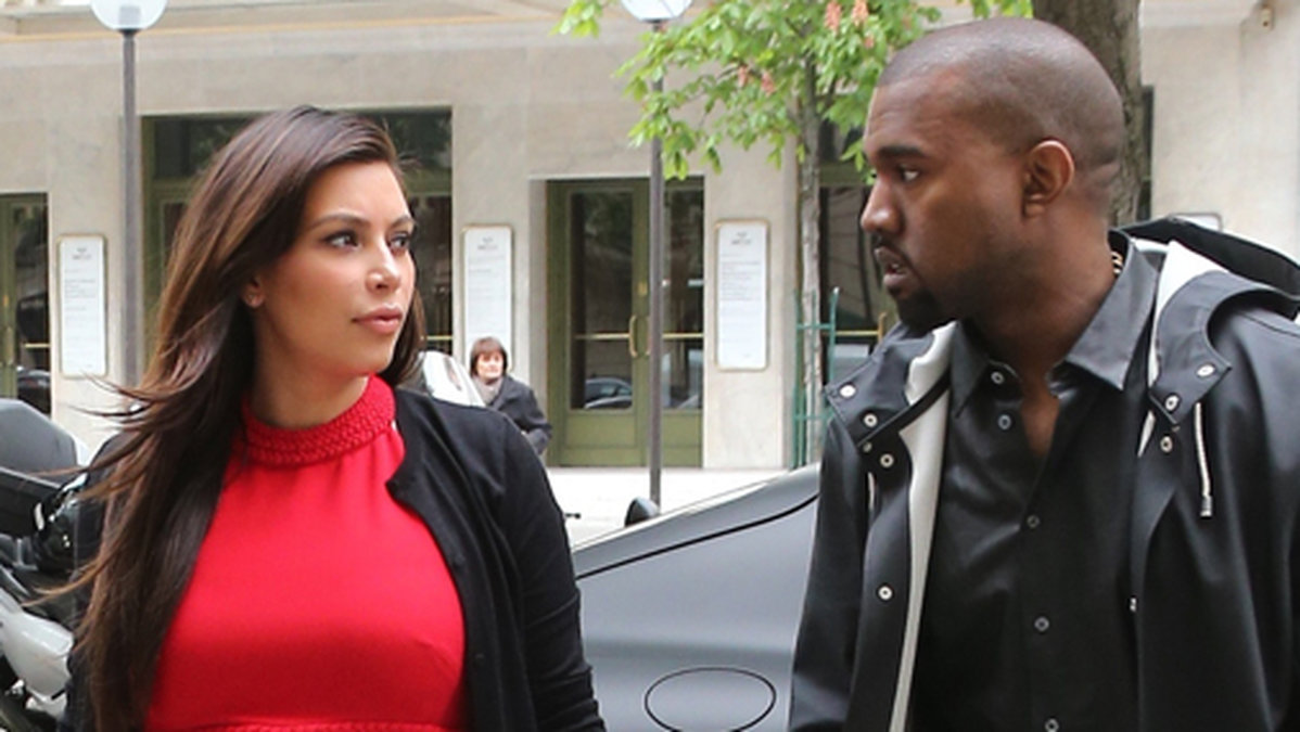 Kim Kardashian beräknas föda parets barn i juli. 