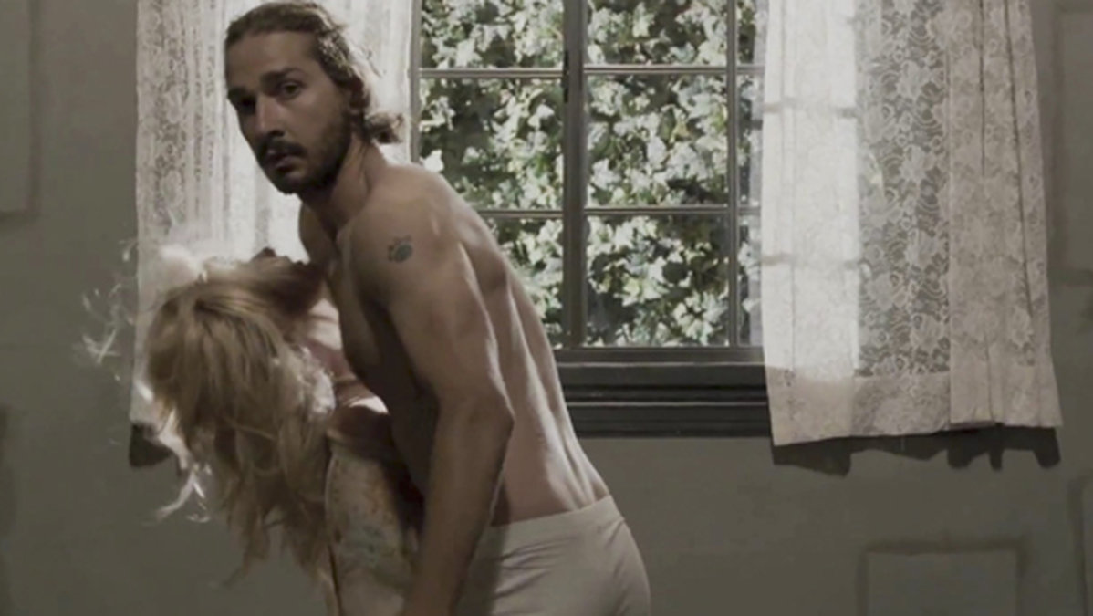 Shia har inget emot att kasta kläderna. Så här såg det ut när han spelade in en musikvideo för Sigur Ros. 