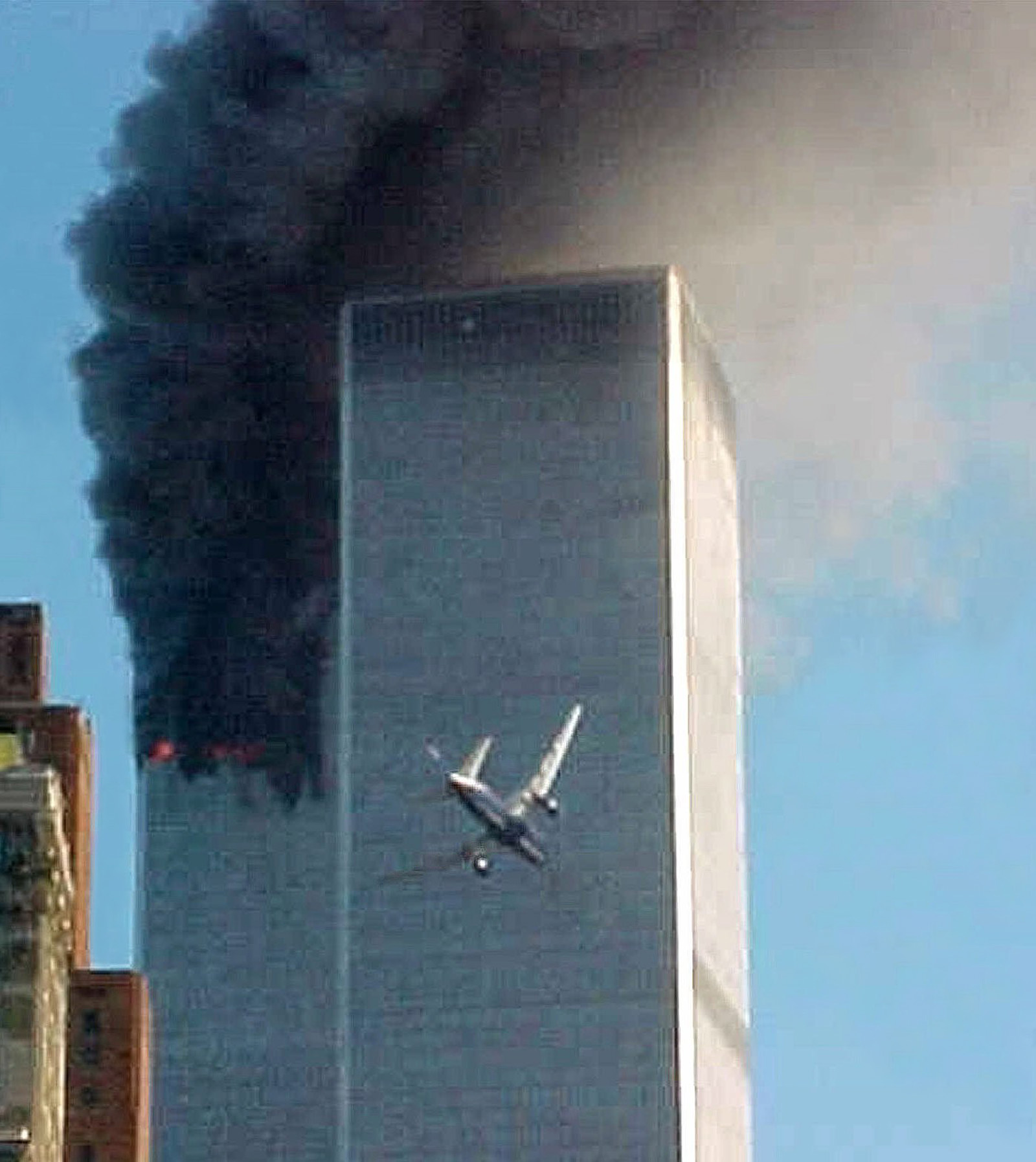 Tisdagen 11 september 2001 rapporteras det om ett kapat flyplan som flugits in i det norra tornet av de två tvillingtornen, World Trade Center i New York. Kort därpå kom rapporter om ännu ett kapat plan som flugits in i de södra tornet (bilden).
FOTO: Car