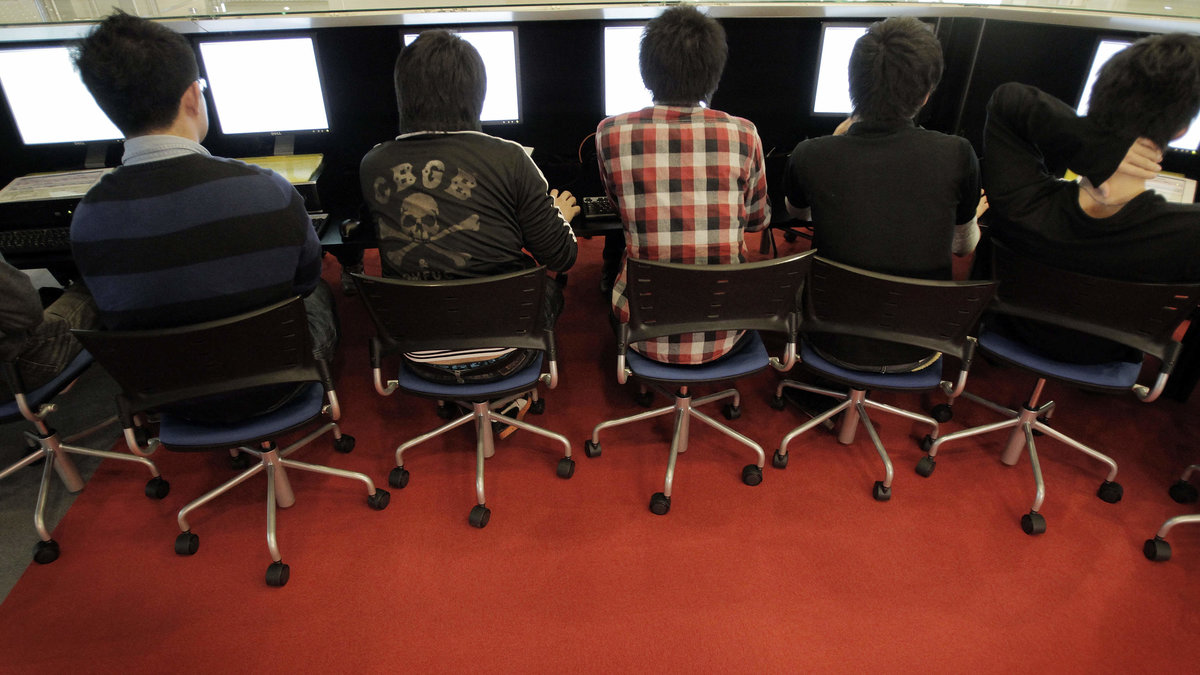 Mer än 500 000 japanska barn tros vara beroende av internet.