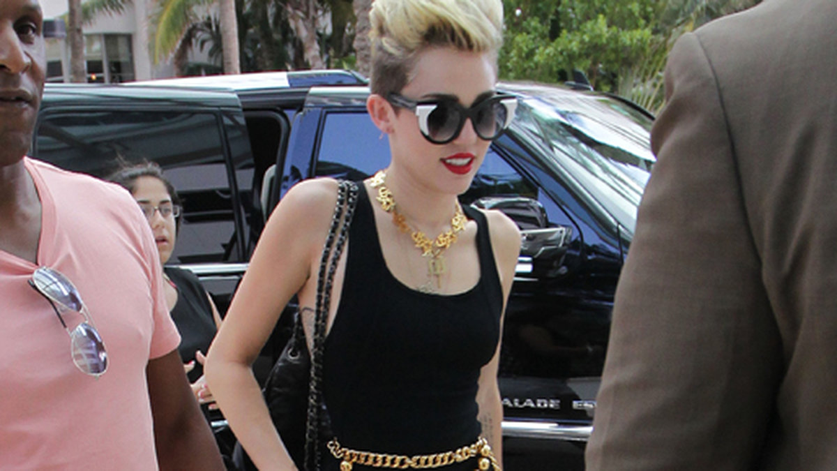 Miley Cyrus gillar svart och guld just nu.