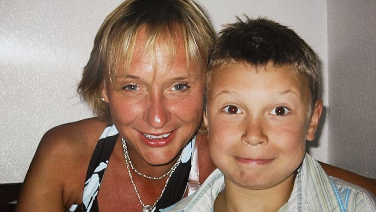 Joseph tillsammans med sin mamma Jackie i Portugal för 8 år sedan.