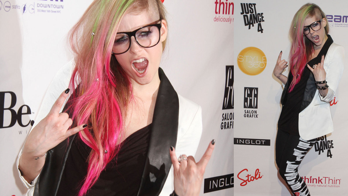 Avril Lavigne gör sitt bästa för att imitera en Götgatan-hipster från 2005. Ptja...
