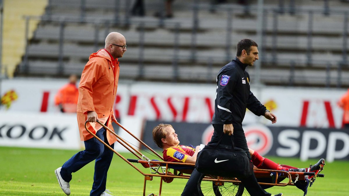 Tyngre var det för Syrianska som fick Anders Bååth skadad tidigt i den första halvleken.