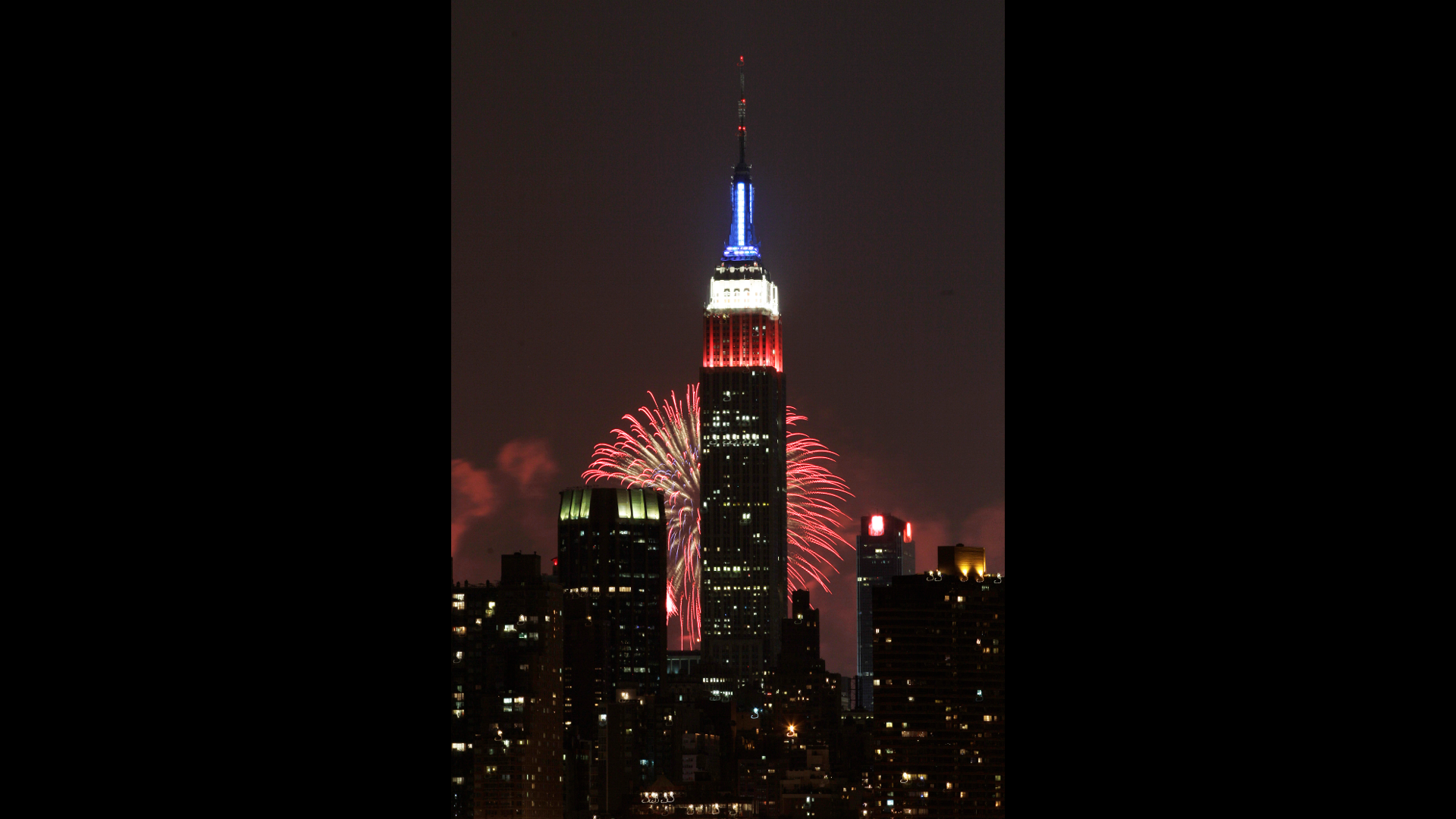 Empire State Building i röda, blå och vita färger.