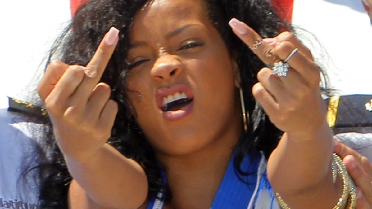 Rihanna pekar finger.