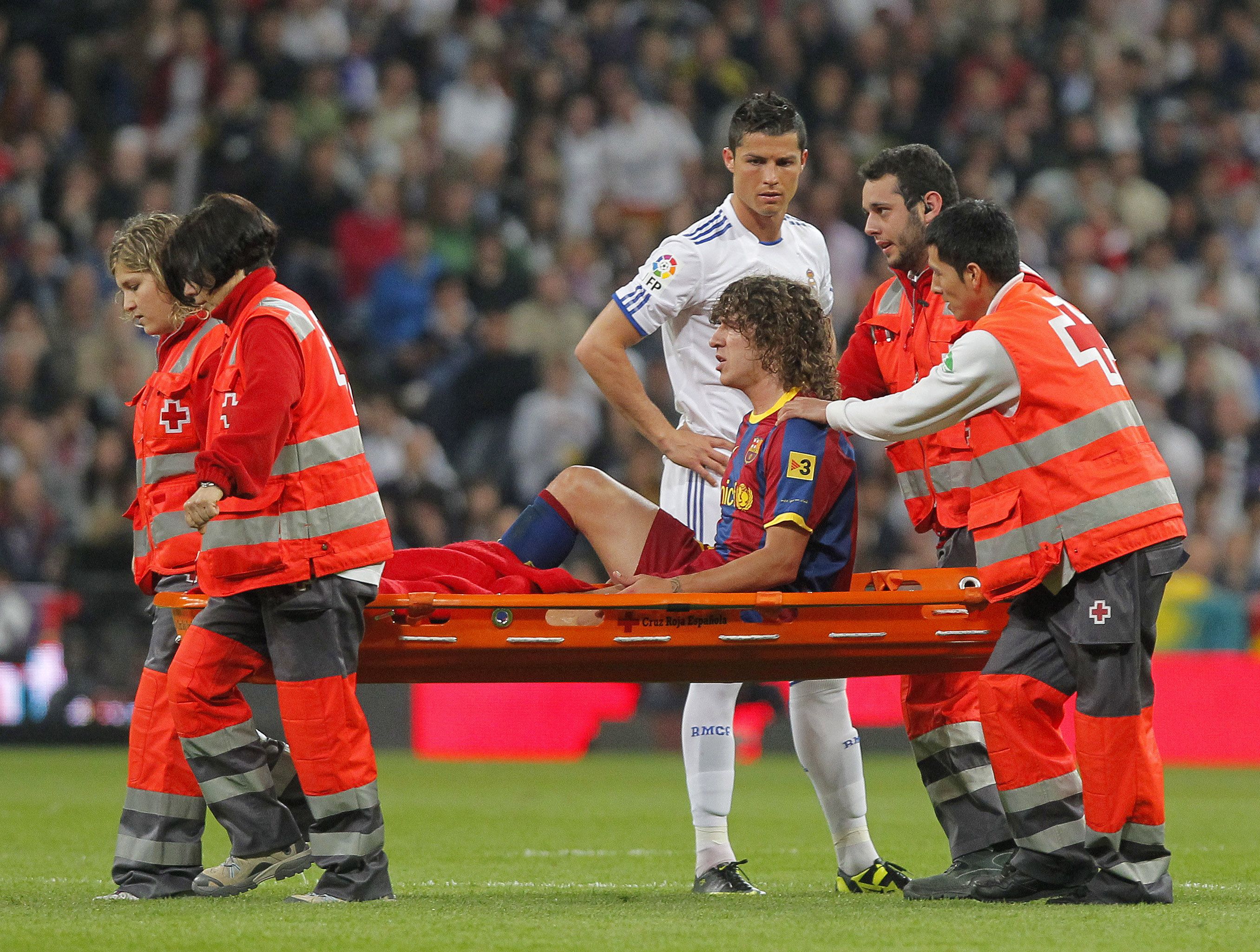 Barcelonas och Spaniens backstjärna Carles Puyol är skadad.