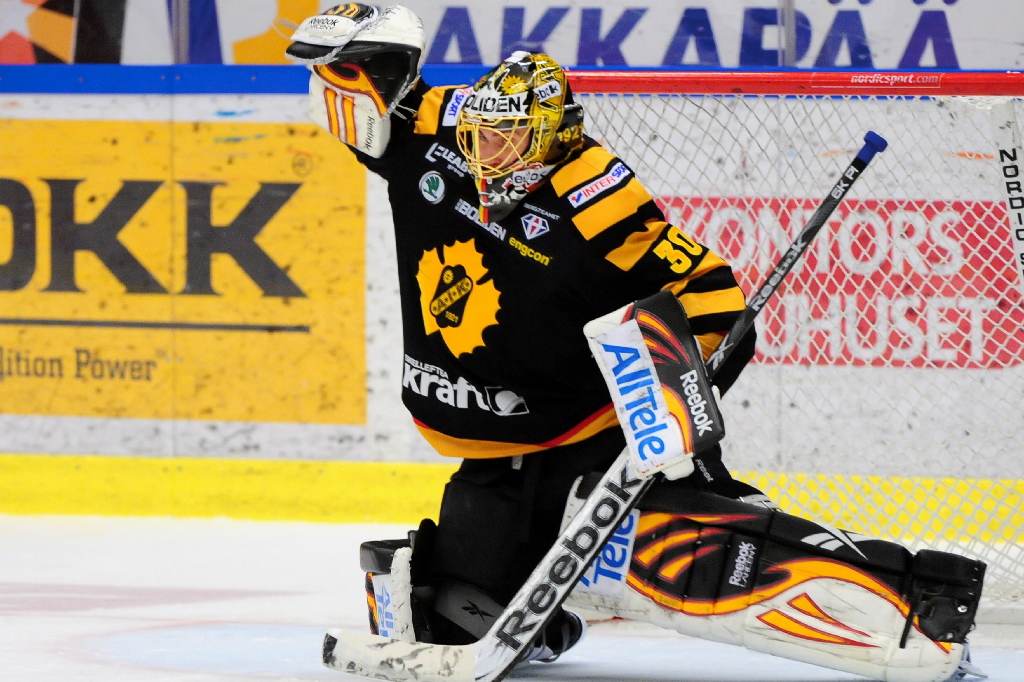 Joacim Eriksson har mottagit 421 skott under slutspelet men bara släppt in 33 stycket. Det ger honom en räddningsprocent på 92,16 och en solklar förstaspade i Skellefteå AIK. Joacim Eriksson har mottagit 421 skott under slutspelet men bara släppt in 33 stycket. Det ger honom en räddningsprocent på 92,16 och en solklar förstaspade i Skellefteå AIK.