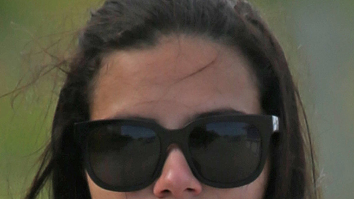 Supermodellen Adriana Lima i svarta stora solglasögon. 